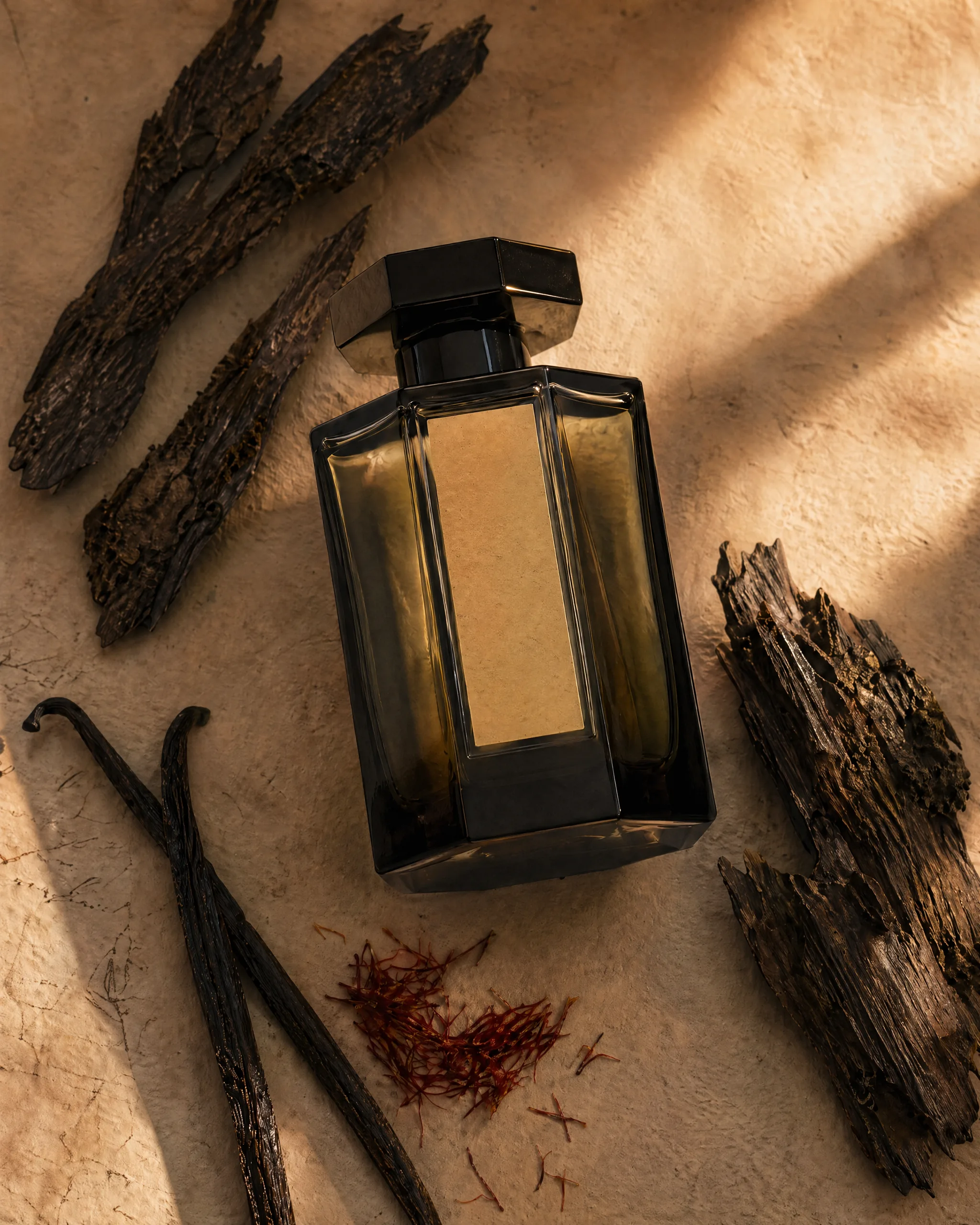 Flacon Ode à l'Oudh sur parchemin avec écorces d'oud, gousses de vanille, pistils de safran